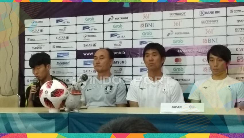 Pelatih Jepang Hajime Moriyasu bersama manajer Korea Selatan Kim Hak Bum dan Bintang Korea Selatan Song Heung Min jelang laga final Asian Games 2018. - INDOSPORT