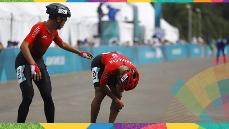 Atlet sepatu roda Indonesia Muhamad Oky andrianto (kanan) tertunduk setelah gagal pada nomor 20 km putra
