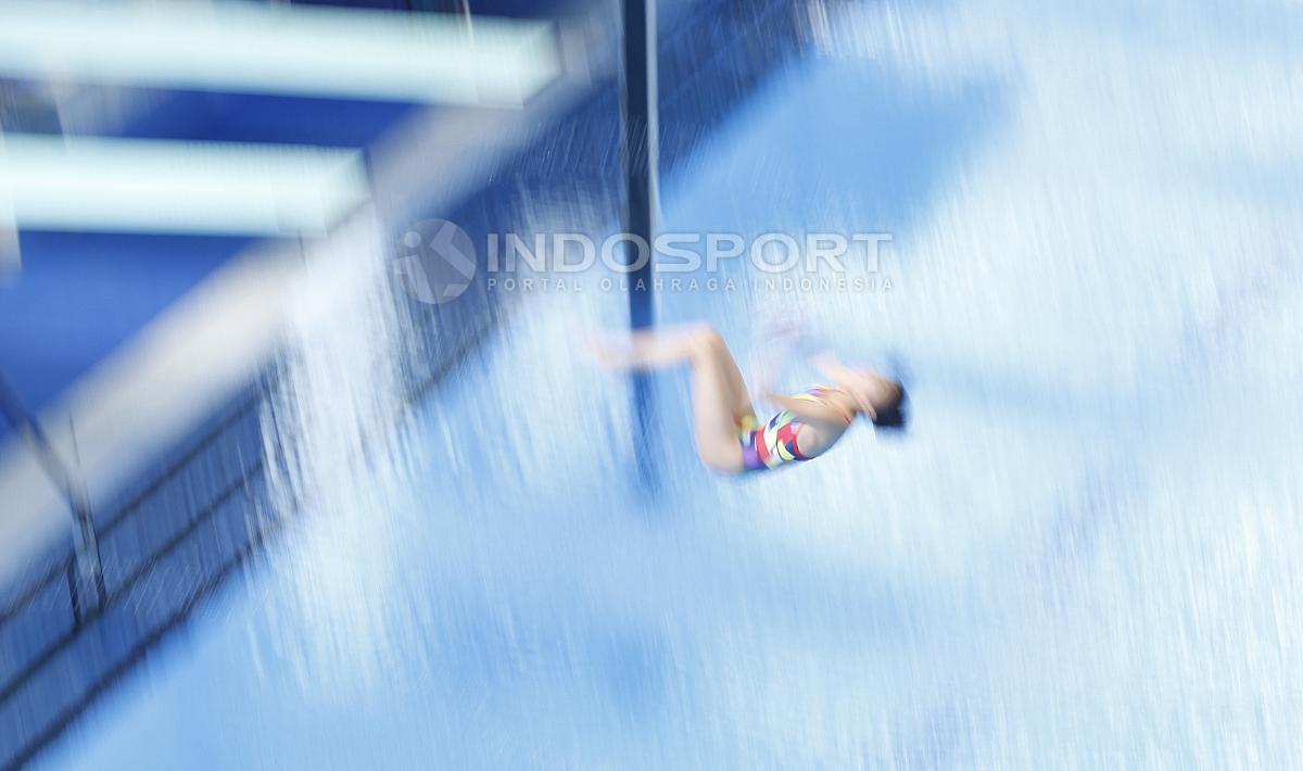 Atlet loncat Indah Indonesia, Lina Dini Yasmin beraksi dalam penyisihan Loncat Indah Putri 3 meter Springboard Asian Games 2018 di Aquatic Center GBK, Sabtu (01/09/18). Lina gagal melaju ke babak final kelas tersebut.