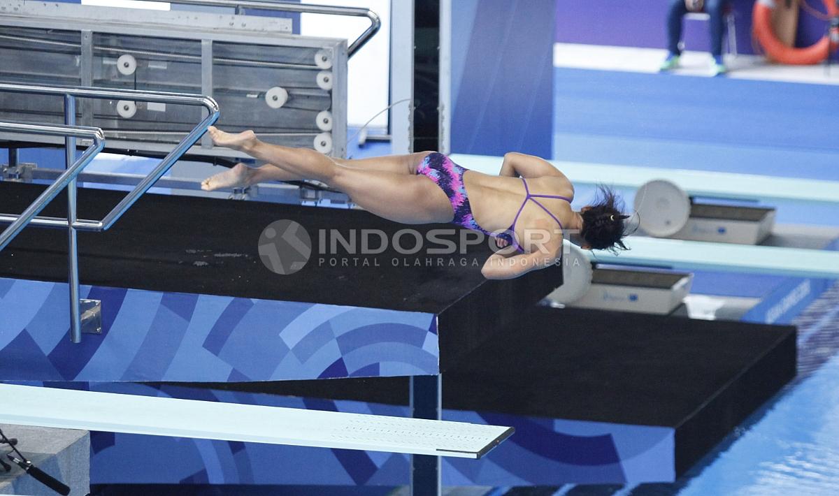 Atlet loncat Indah Indonesia, Lina Dini Yasmin beraksi dalam penyisihan Loncat Indah Putri 3 meter Springboard Asian Games 2018 di Aquatic Center GBK, Sabtu (01/09/18). Lina gagal melaju ke babak final kelas tersebut.