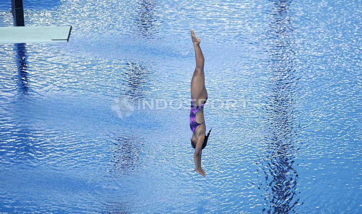 Atlet loncat Indah Indonesia, Maria Natalie Dinda beraksi dalam penyisihan Loncat Indah Putri 3 meter Springboard Asian Games 2018 di Aquatic Center GBK, Sabtu (01/09/18). Maria juga gagal melaju ke babak final kelas tersebut.