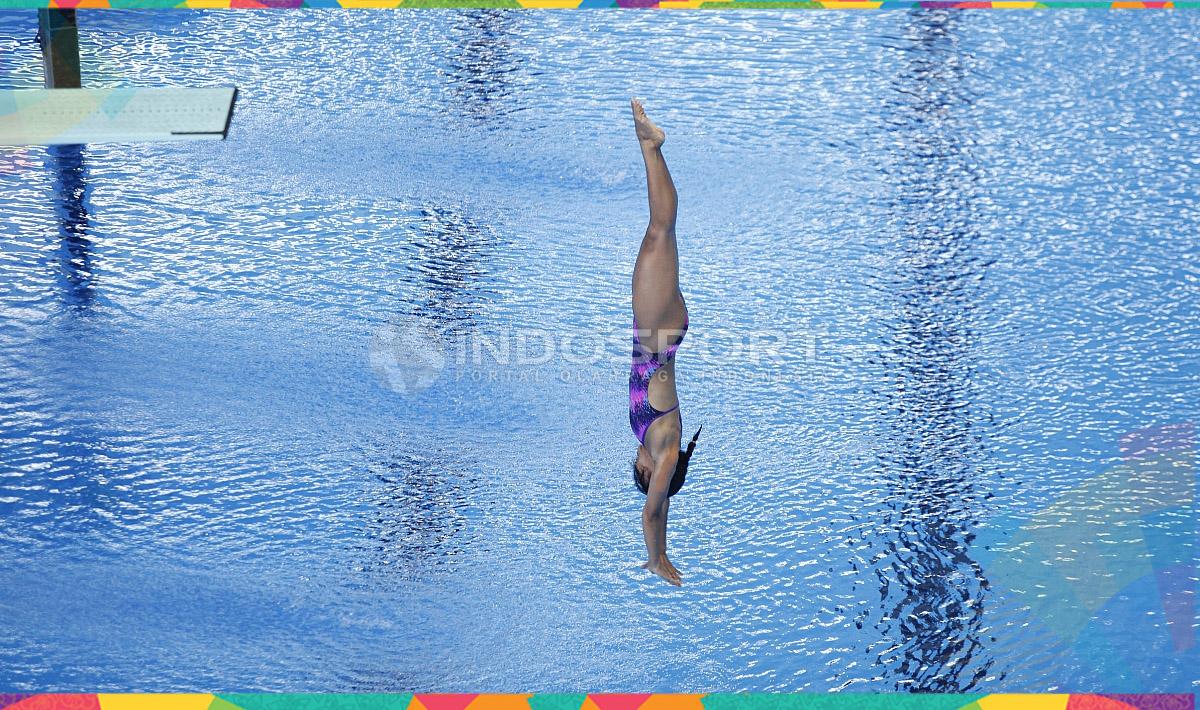 Atlet loncat Indah Indonesia, Maria Natalie Dinda beraksi dalam penyisihan Loncat Indah Putri 3 meter Springboard Asian Games 2018 di Aquatic Center GBK, Sabtu (01/09/18). Maria juga gagal melaju ke babak final kelas tersebut.