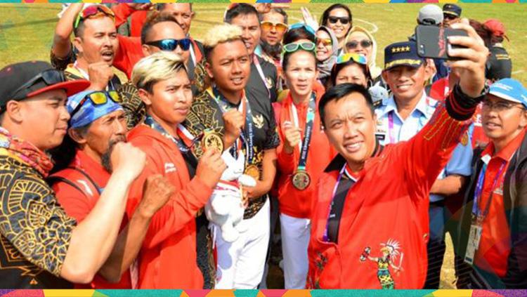 Menpora Imam Nahrai melakukan selfie bersama sejumlah atlet paralayang.