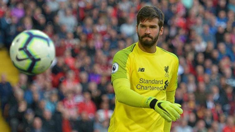 Wajah semrawut ditunjukan Alisson Becker usai melakukan blunder. Copyright: INDOSPORT