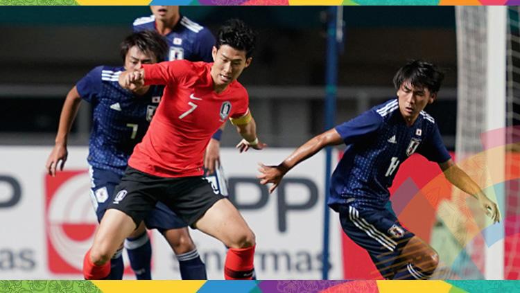 Son Heung Min tengah berduel dengan pemain Jepang.