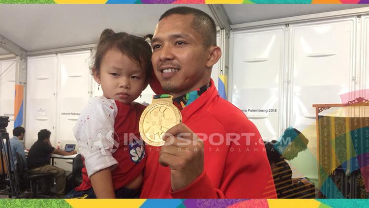 Nofrizal, atlet sepak takraw putra Indonesia, persemabahkan emas untuk anaknya yang meninggal dunia.