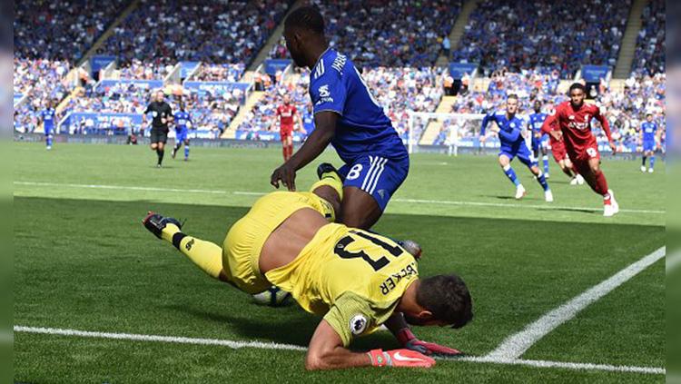 Alisson melakukan blunder saat laga Leicester City vs Liverpool di Liga Primer Inggris.