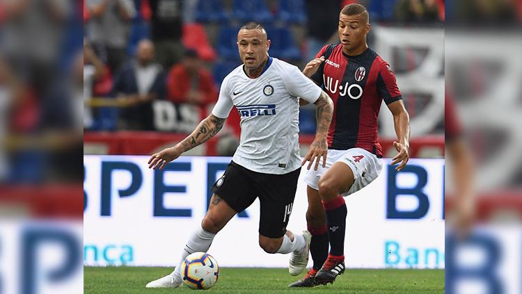 Radja Nainggolan menggiring bola ketika laga Bologna vs Inter Milan di Serie A Italia.