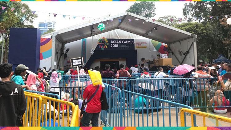 Ribuan masyarakat rela antre untuk membeli maskot Asian Games 2018, maskot tersebut Atung, Kaka, dan Bhin Bhin. Copyright: Alfia Nurul Fadilla/INDOSPORT