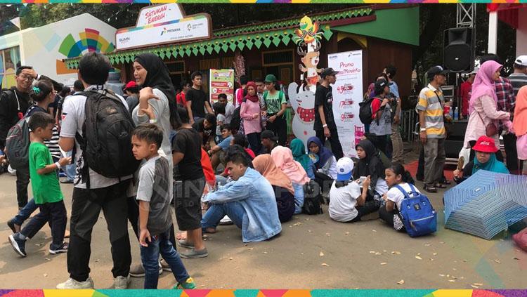 Ribuan masyarakat rela antre untuk membeli maskot Asian Games 2018, maskot tersebut Atung, Kaka, dan Bhin Bhin.