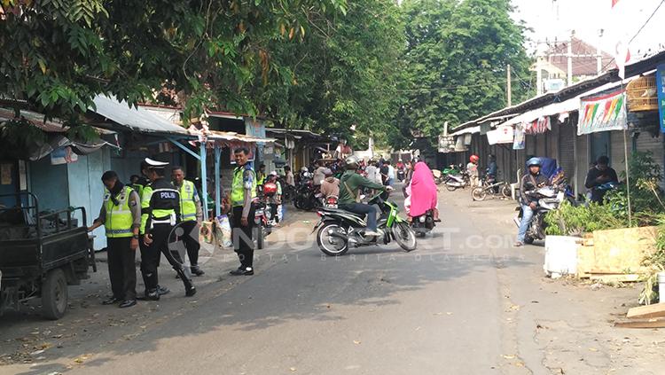 Polisi langsung menggiring oknum Bonek menjauh dari Stadion Jala Krida. Copyright: Fitra Herdian/INDOSPORT