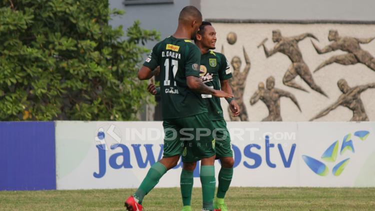 Pemain Persebaya Surabaya melakukan selebrasi.