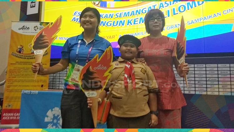 Liliana Gow (kanan) selaku Grand Manager Aice Group Holding bersama bocah dalam Opening Ceremony Asian Games 2018.