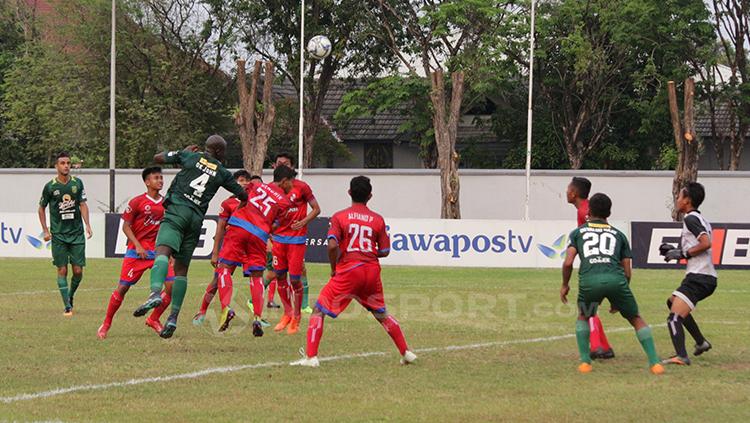 Situasi duel antara PSBI Blitar melawan Persebaya Surabaya. Copyright: Fitra Herdian/INDOSPORT