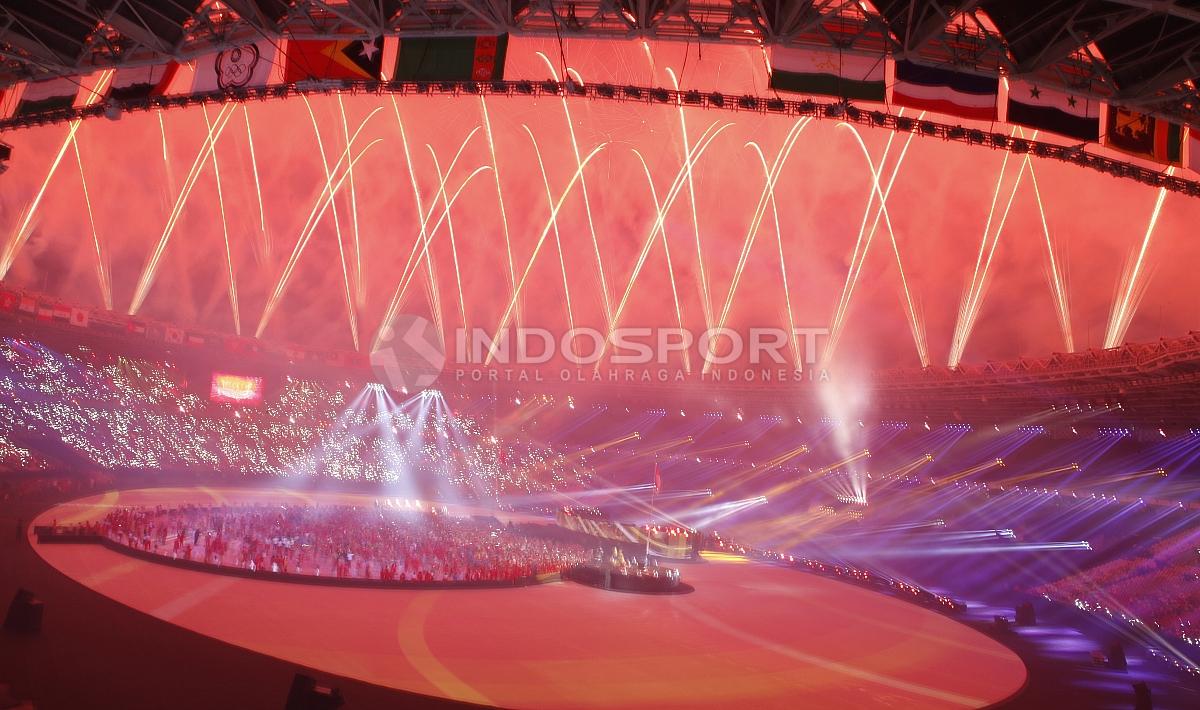 Kembang api warna Stadion Utama Gelora Bung Karno di penutupan Asian Games 2018. Copyright: Herry Ibrahim/INDOSPORT
