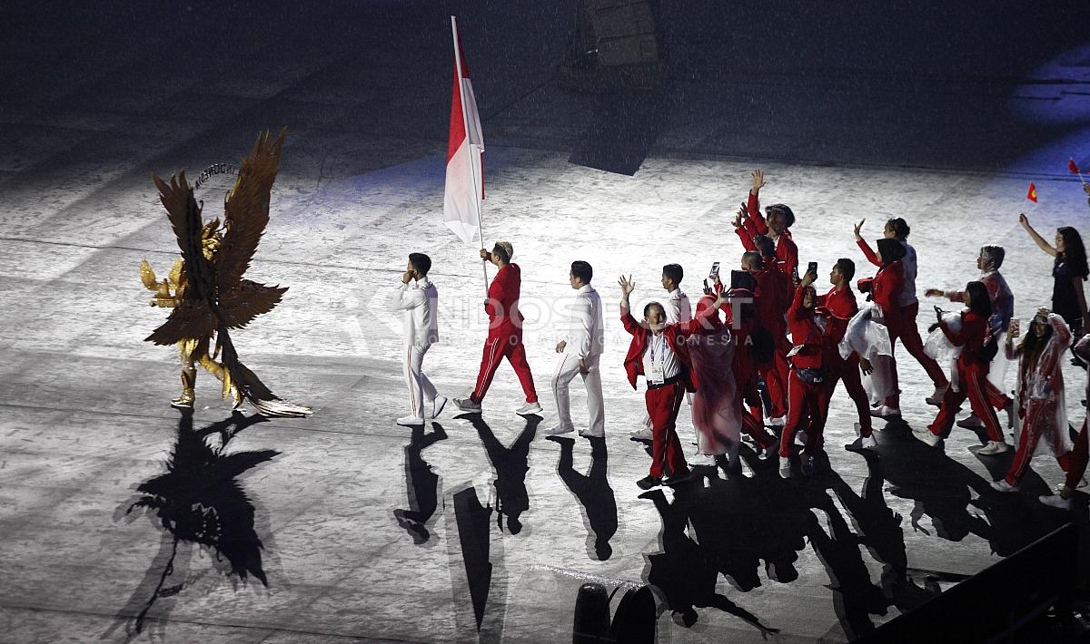 Kontingen Indonesia dalam penutupan Asian Games 2018.