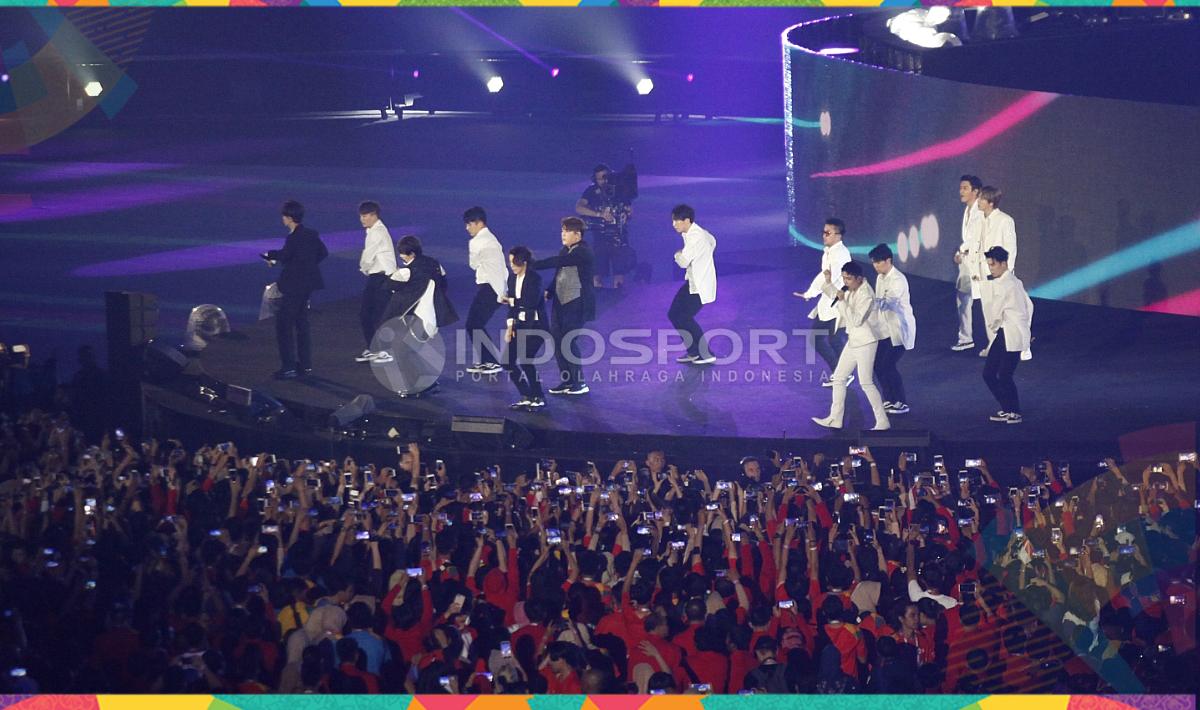 Aksi Super Junior dalam penutupan Asian Games 2018 di Stadion Utama Gelora Bung Karno.