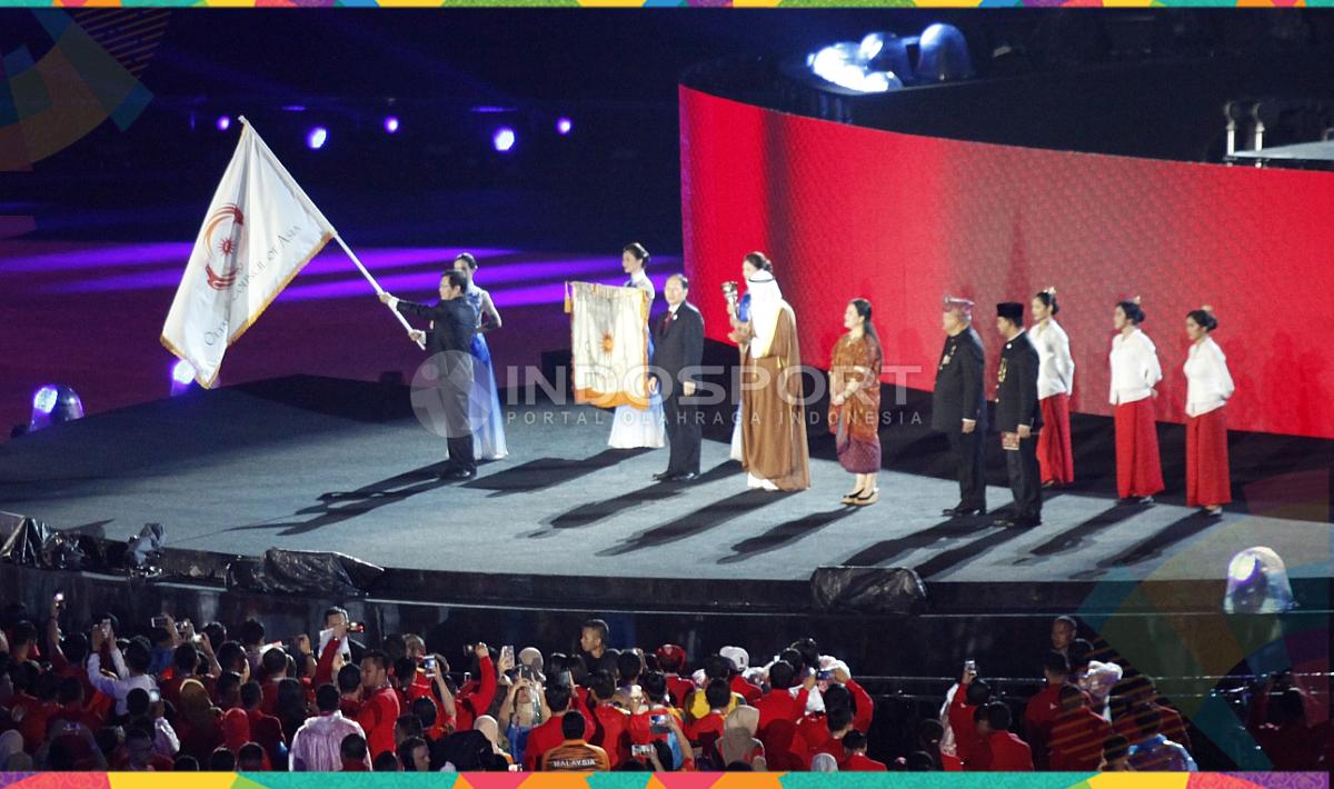 Bendera Dewan Olimpiade Asia (OCA) dikibarkan yang artinya selesai sudah Asian Games 2018 yang diselenggarakan di Indonesia tepatnya Jakarta-Palembang.