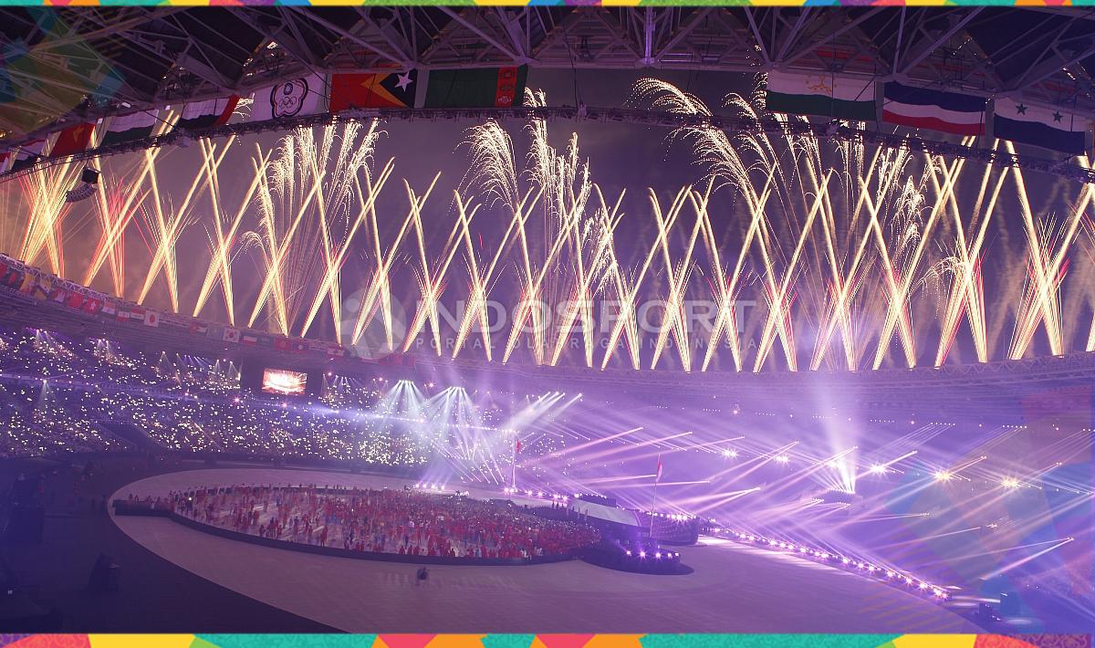 Kembang api warna Stadion Utama Gelora Bung Karno di penutupan Asian Games 2018.