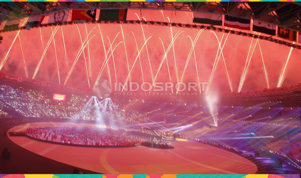 Kembang api warna Stadion Utama Gelora Bung Karno di penutupan Asian Games 2018. - INDOSPORT