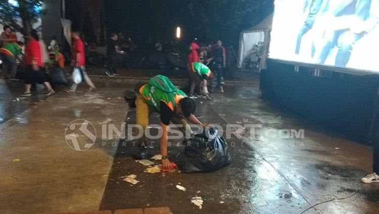 Petugas kebersihan langsung bersihkan sampah usai acara penutupan Asian Games 2018. Copyright: INDOSPORT/Zainal Hasan