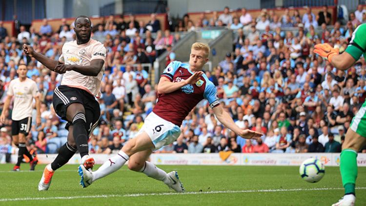 Romelu Lukaku saat menendang bola ke gawang Burnley dan berbuah gol.