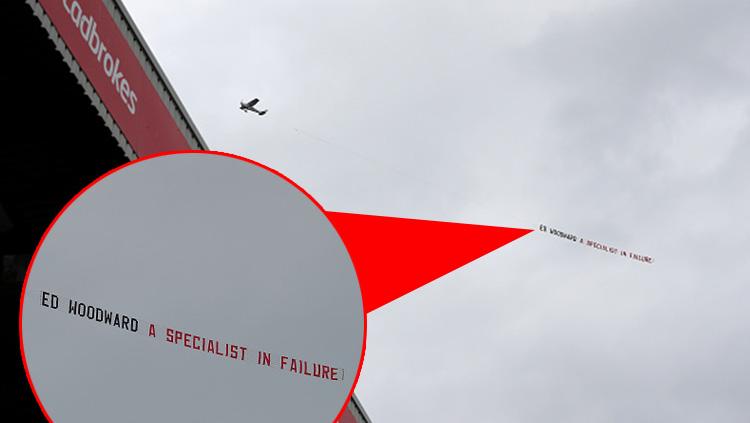 Suporter Man United terbangkan banner untuk protes Ed Woodward. Copyright: INDOSPORT