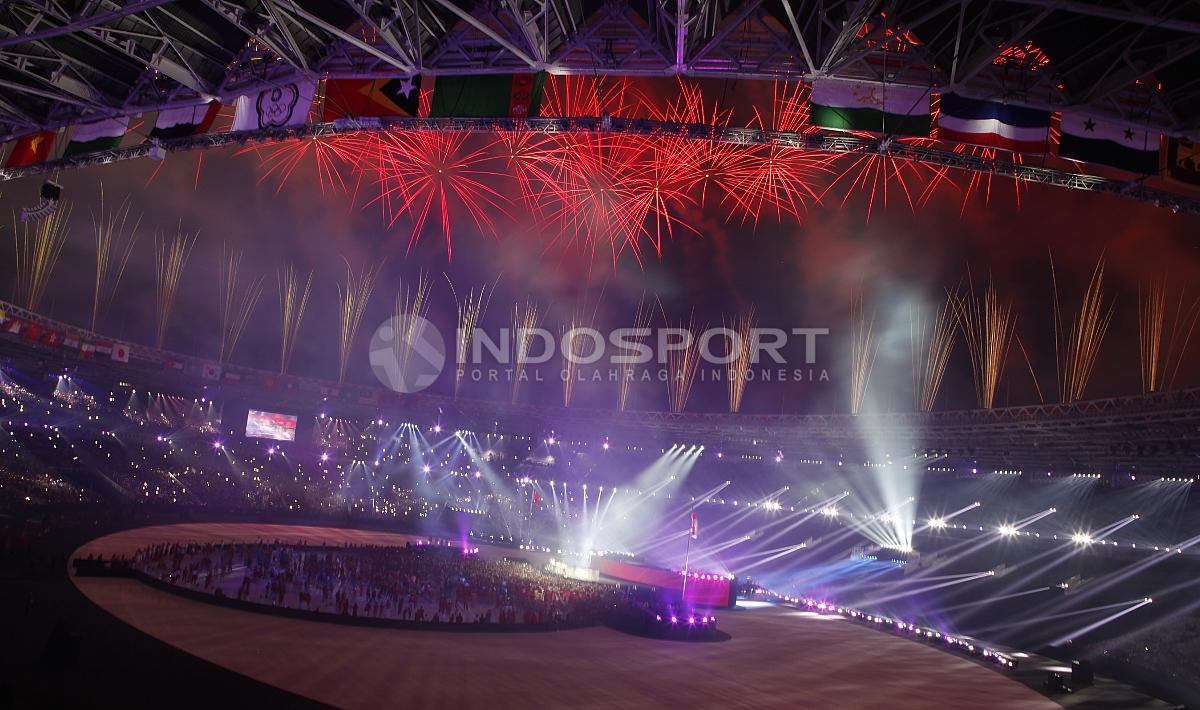Kemeriahan pesta kembang api di penutupan Asian Games 2018.