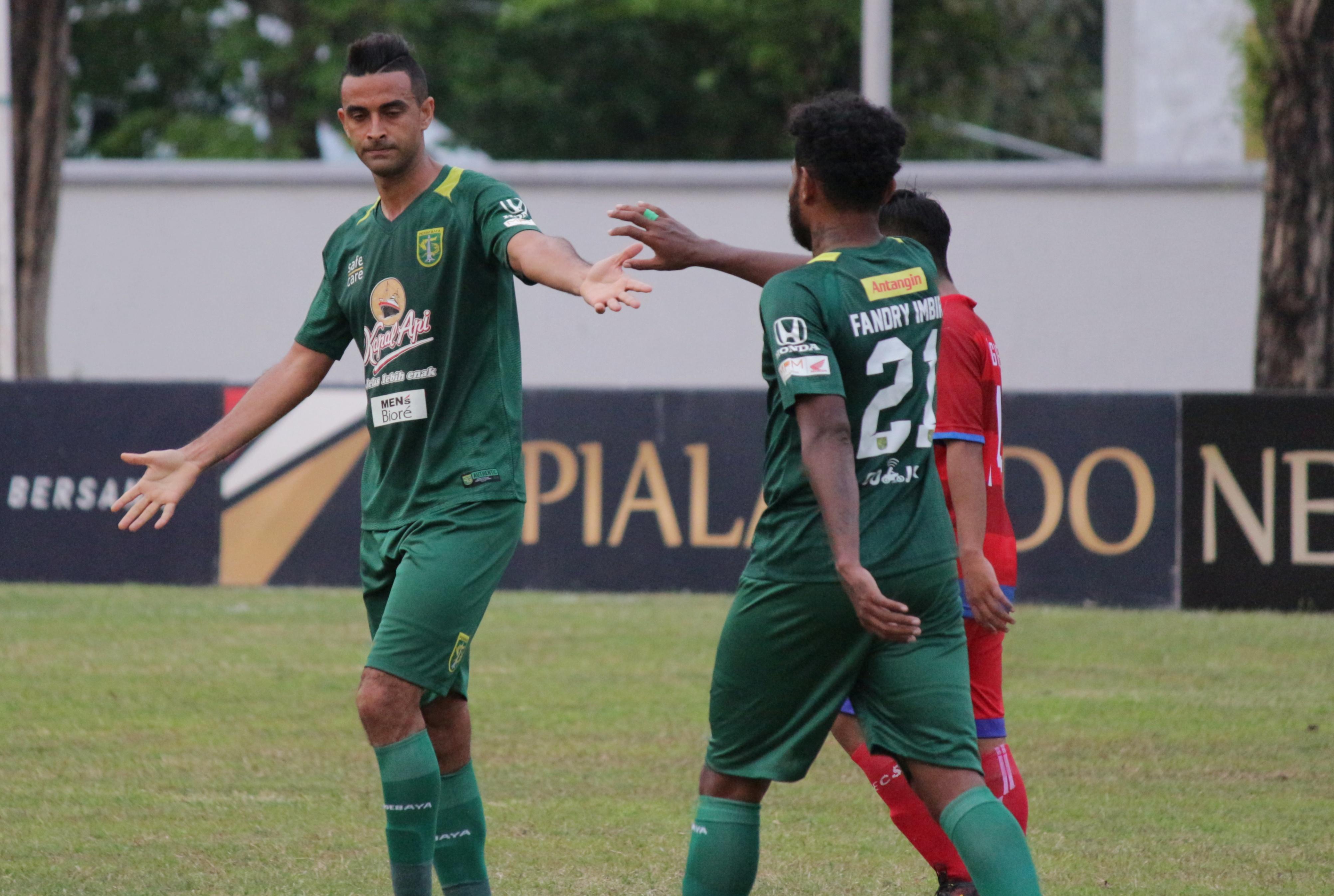 Pemain Belakang Persebaya Surabaya, Otavio Dutra (kiri) memakai celana terbalik. Copyright: Fitra Herdian/INDOSPORT