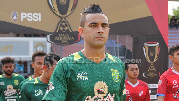 Pemain Belakang Persebaya Surabaya, Otavio Dutra. Copyright: Fitra Herdian/INDOSPORT