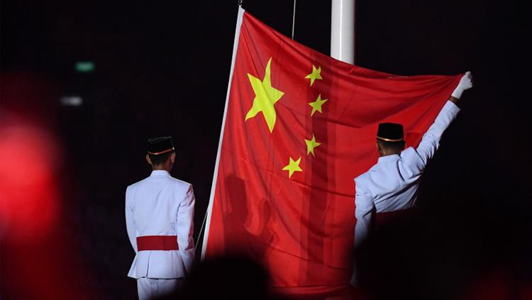Bendera China, tuan rumah Asian Games berikutnya, dikibarkan di SUGBK saat upacara penutupan tahun 2018. Foto: INASGOC. - INDOSPORT