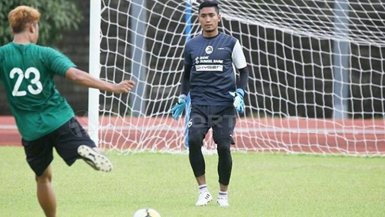 Kiper andalan Sriwijaya FC Sandy Firmansyah saat jalani latihan.