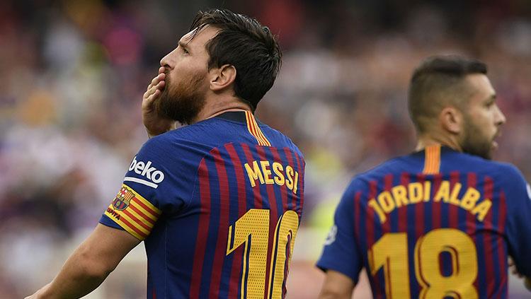 Megabintang Barcelona, Lionel Messi saat memberikan ciuman tangan kepada para fans.