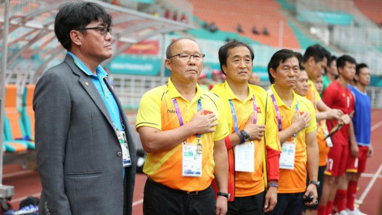Pelatih Vietnam U-23, Park Hang-Seo (kedua kiri), saat menyanyikan lagu kebangsaan Korea Selatan di laga semifinal Asian Games 2018, Sabtu (29/08/18).