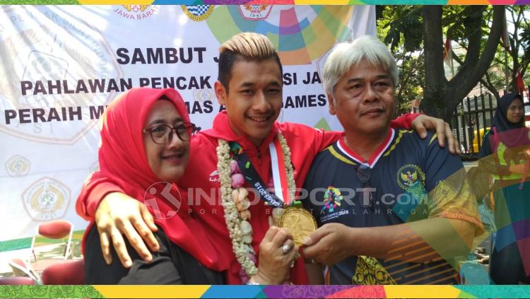 Atlet pencak silat, Hanifan Yudani Kusumah bersama kedua orang tuanya di‎ GOR Pajajaran, Jalan Pajajaran Kota Bandung, Senin (03/09/18). - INDOSPORT