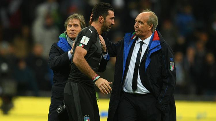 Mantan pelatih Timnas Italia, Giampiero Ventura, bersama Gianluigi Buffon. - INDOSPORT