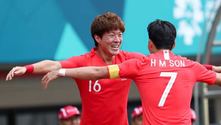 Hwang Ui-jo saat merayakan gol bersama Son Heung-Min di turnamen Asian Games 2018 lalu. - INDOSPORT