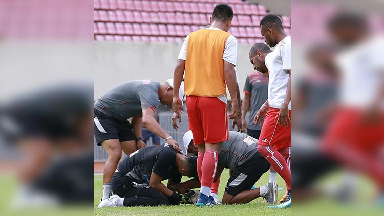 Rekan Setim dan Dokter Tim saat melihat kondisi Fitrul Dwi Rustapa yang mengalami cedera serius di lengannya. Copyright: Media Officer Persipura Jayapura