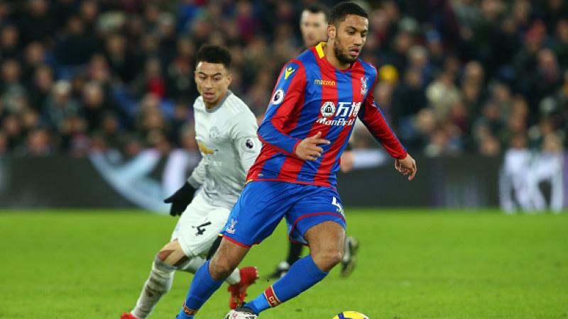 Jairo Riedewald (kanan) saat melawan Manchester United.