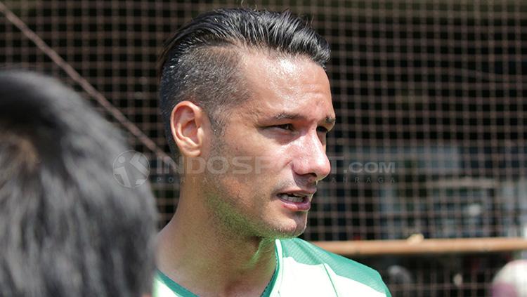 Raphael Maitimo setelah latihan rutin. Copyright: Fitra Herdian/INDOSPORT