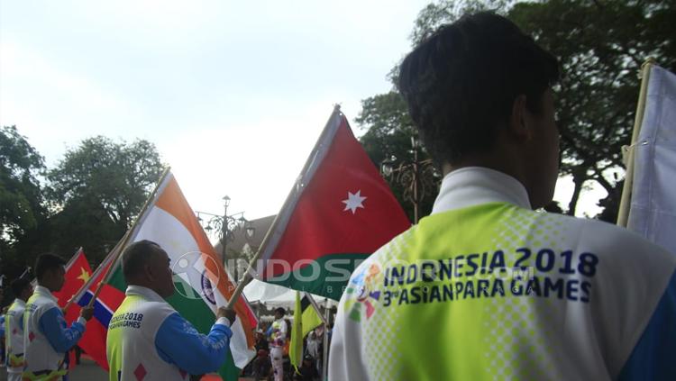 Paskibraka Kota Surakarta membawa bendera 41 negara peserta Asian Para Games 2018.