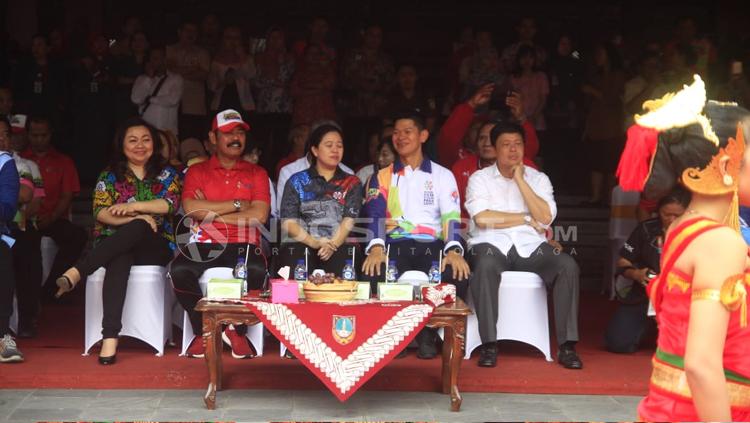 Wali Kora Surakarta, Ketua INAPGOC, dan Menko PMK duduk bersama menyaksikan Tari Bedayo.