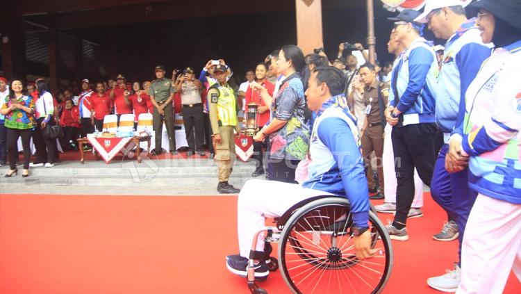 Menko PMK Puan Maharani bersiap menyerahkan lentera Asian Para Games kepada Wali Kota Surakarta.