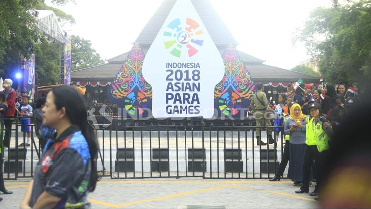 Menko PMK Puan Maharani menunggu datangnya lentera Asian Para Games 2018 di depan Balai Kota.