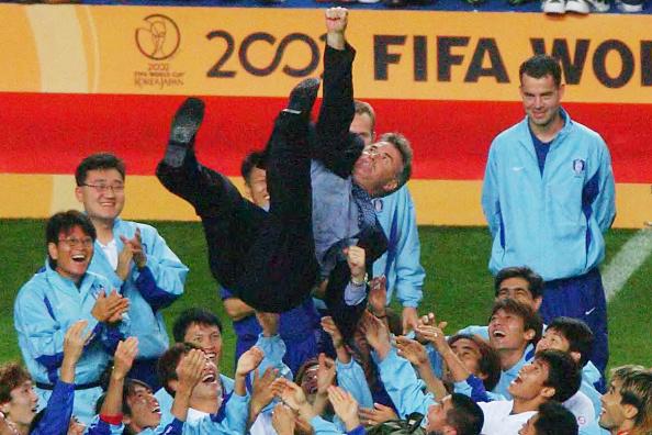 Guus Hiddink saat diangkat oleh timnas Korea Selatan di Piala Dunia 2002. Copyright: INDOSPORT