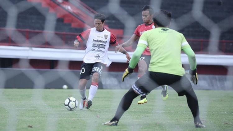 Irfan Bachdim kembali latihan usai pulih dari cedera. Copyright: Baliunited.com