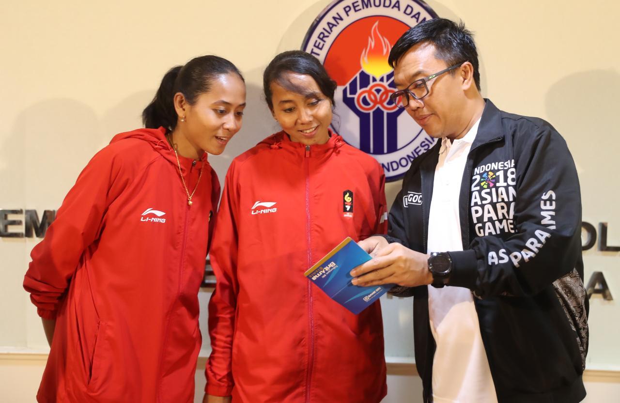 Atlet Sepak Takraw Indonesia, Lena dan Leni bersama Menpora Imam Nahrawi. - INDOSPORT