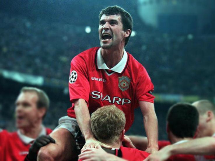 Roy Keane saat melakukan selebrasi bersama para pemain Mannchester United. Copyright: Getty Images