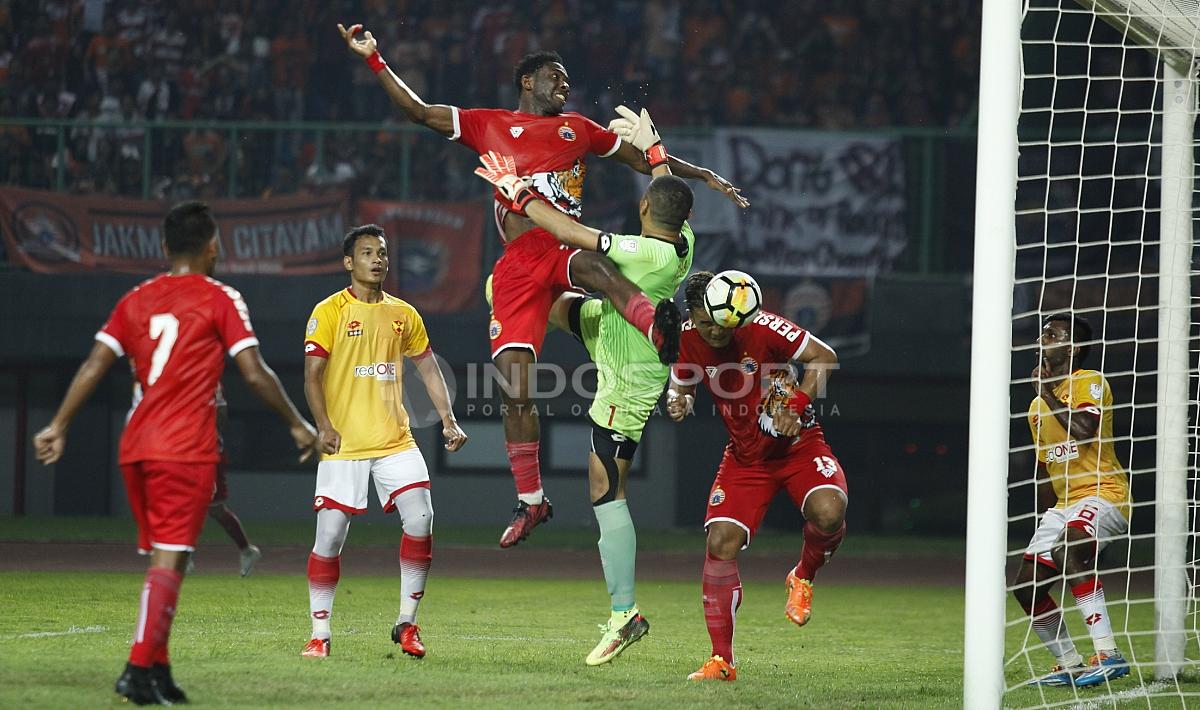 Osas Saha saat berduel dengan kiper Selangor FA.