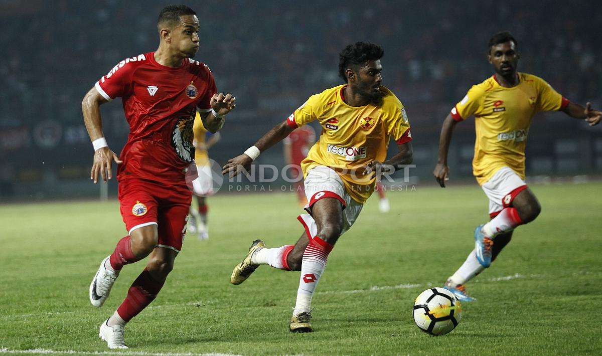 Renan Silva saat mengejar bola dari kawalan pemain Selangor FA.